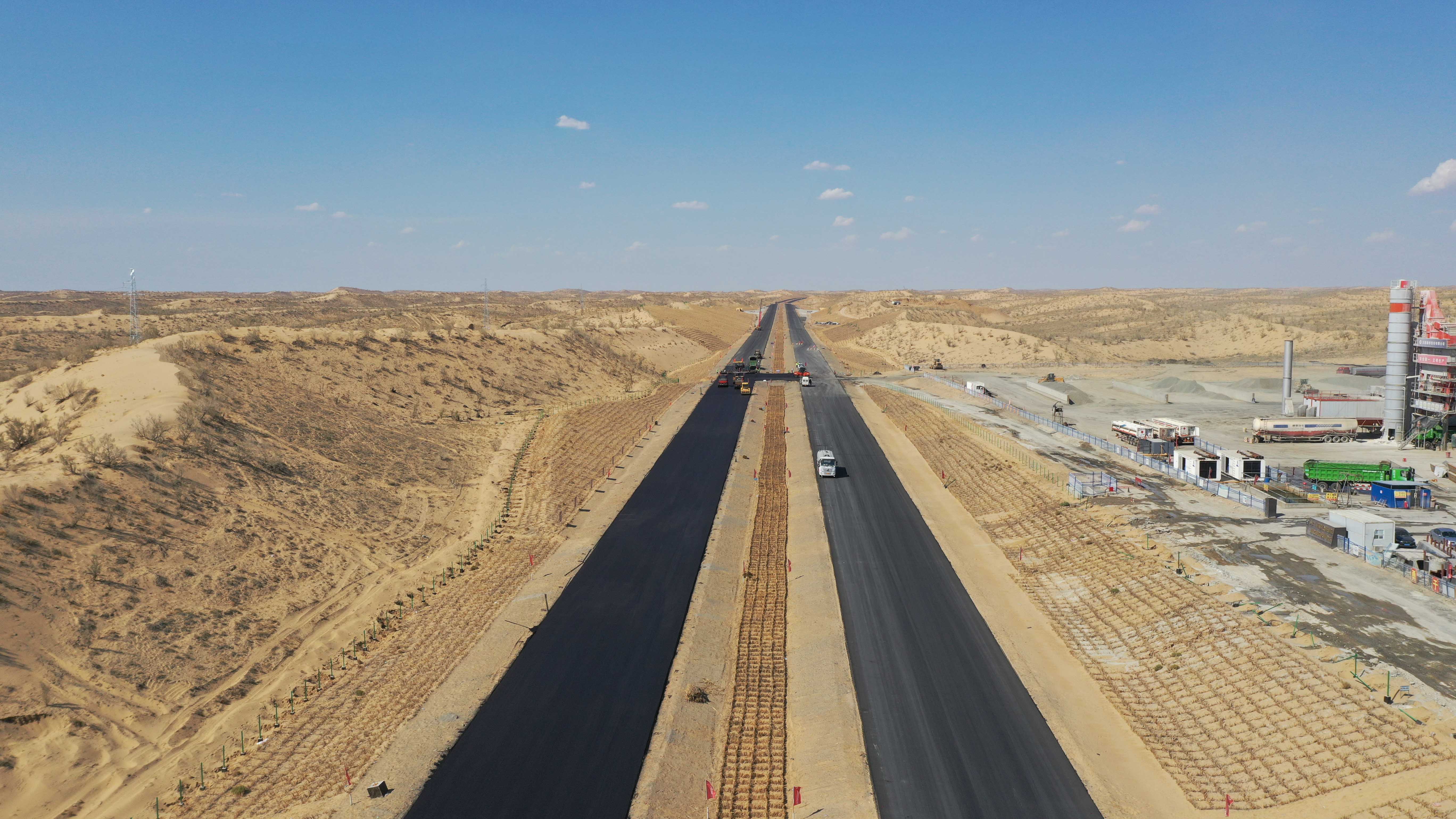 龙建股份新疆S21高速公路建设工程一期第HW-4标段沥青混凝土路面上面层顺利合拢(图1)