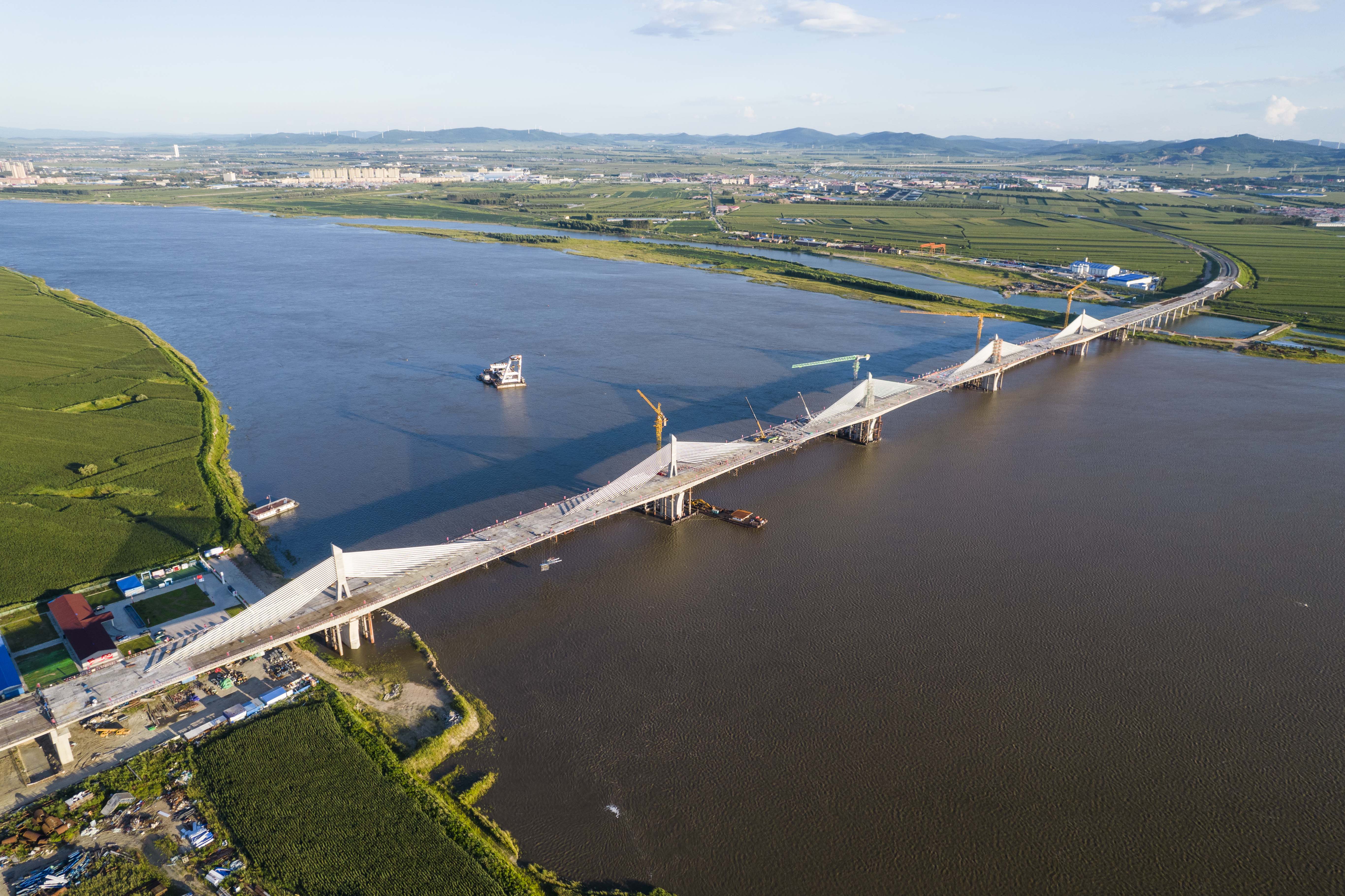 公司承建的中国首座高寒地区矮塔斜拉桥主桥合龙(图8)