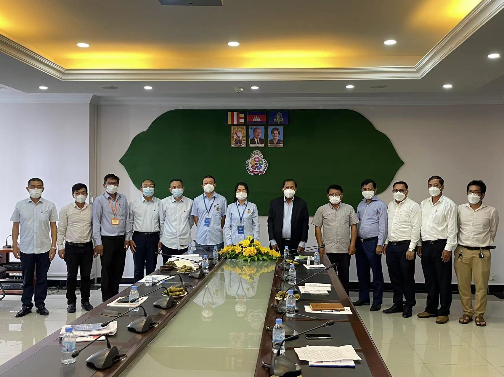 公司承担管理任务的援柬埔寨乡村道路项目顺利通过竣工验收(图1)